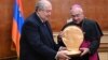 Հռոմի Պապը Արմեն Սարգսյանին պարգևատրել է Սուրբ Աթոռի բարձրագույն շքանշանով