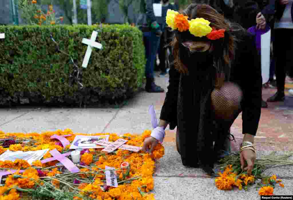 A nők elleni erőszak áldozataira emlékeztek virágokkal is a halottak napi felvonuláson Mexikóvárosban