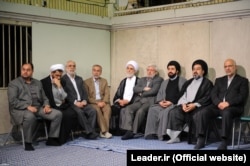 مهدی فقیهی (نفر سوم از راست) در جمع مدیران بنیاد شهید در یکی از دیدارهای عمومی آیت‌الله خامنه‌ای