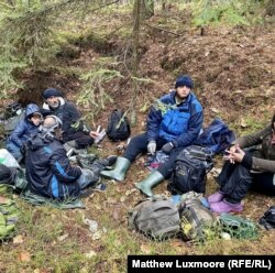 Membrii familiei lui Srour, în pădurea în care s-au ascuns pentru mai multe zile înainte de a primi ajutor din partea activiștilor locali.