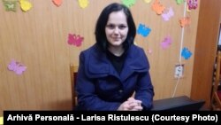 Larisa Ristulescu este interpret al limbajului mimico-gestual, în cadrul Asociației Naționale a Surzilor din România – Filiala Prahova.