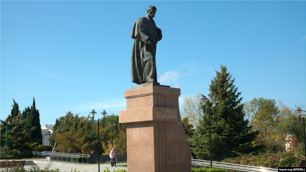 Памятник поэту и художнику Тарасу Шевченко на проспекте Октябрьской революции