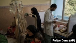آرشیف- یک داکتر در حال معاینه یک کودک مبتلا به سوء تغذیه در یکی شفاخانه کابل