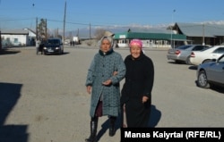 Женщины идут по улице Пиджима. Панфиловский район Алматинской области, 6 ноября 2021 года