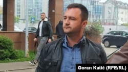 Emir Mešić ispred zgrade Upravi za indirektno oporezivanje u Banjaluci, 3. novembar 2021. 