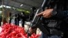 Policija u Hondurasu čuva zaplenjeni kokain poslat iz Kolumbije, 4. februar 2021. Kolumbijska policija navodi da samo najmoćnija narko banda u zemlji, Klan del Golfo, iznosi mesečno oko 20 tona kokaina.