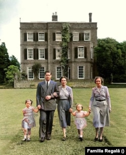 Regele Mihai, soția sa și Regina Mamă Elena la Ayot Saint Lawrence în Marea Britanie, în 1952. Fetița din dreapta Regelui este Margareta, iar cea din mijloc, sora mai mică, Elena.