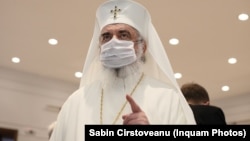 În ultima lună, Patriarhul Daniel a transmis două mesaje în care recomandă ascultarea sfaturilor medicilor. El nu a pledat niciodată, direct, pentru vaccinare. (În imagine: Patriarhul poartă masca de protecție la un eveniment la Biblioteca Academiei Romane, în 6 aprilie 2021). 