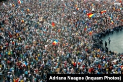 Protestatarii adunați la 10 august 2018 în fața sediului Guvernului din Piața Victoriei cerereau demisia politicienilor cu probleme penale și apărau independența Justiției. Manifestația s-a sfârșit prost, cu reprimarea brutală a manifestanților pașnici.