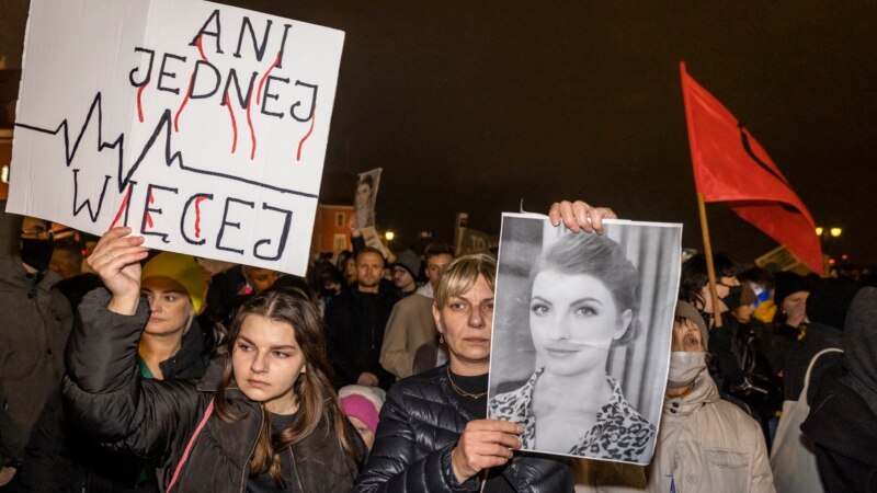 В Польше люди вышли на массовые протесты после смерти женщины, которой отказали в аборте 