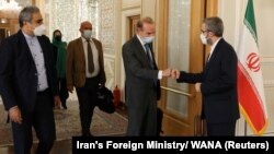 علی باقری (راست) مذاکره‌کننده ارشد ایران همراه با انریکه مورا، همتای اروپایی‌اش