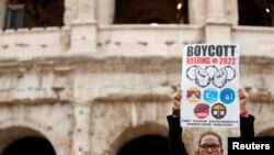 Tüntető a pekingi téli olimpia bojkottját követeli a római G20-csúcstalálkozó előtt 2021. október 29-én