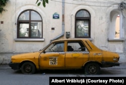 Dacia 1300, fotografiată în București, în cadrul proiectului „DACIA 50 - Autoturismul” a fotografului Albert Vrăbiuță.