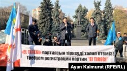 Нуржан Алтаев катталбаган партиясынын колдоочулары менен. Алматы, 1-ноябрь 2021-жыл
