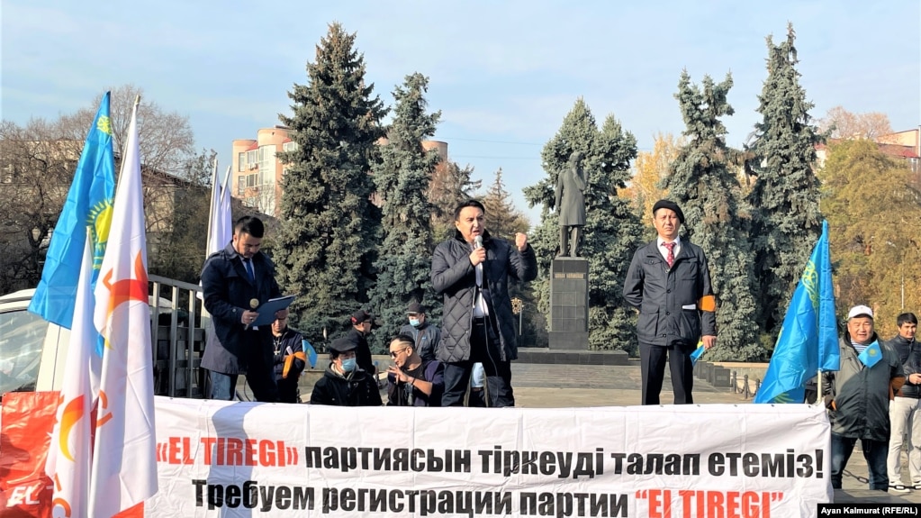 Нуржан Альтаев (в центре) на разрешенном митинге в Алматы за регистрацию его партии «Ел тірегі» (Опора страны). 2021 год