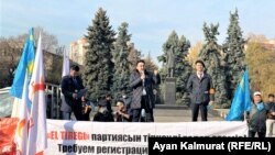 Нуржан Альтаев (в центре) на разрешённом митинге в Алматы за регистрацию его партии «Ел тірегі» (Опора страны). 2021 год