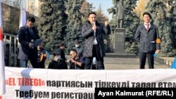 Лидер незарегистрированной партии «Ел тірегі» Нуржан Альтаев на акции с призывом к регистрации партии. Алматы, 1 ноября 2021 года