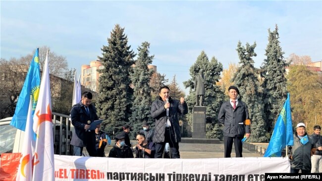 Нуржан Альтаев, бывший депутат парламента, выступает на митинге с требованием зарегистрировать партию «Ел тірегі». Алматы, 1 ноября 2021 года