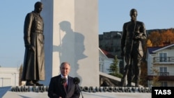 Путин перед "памятником примирения"