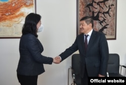 Kyrgyz Prime Minister Akylbek Japarov (right) meets with Chinese Ambassador Du Dawen to discuss investment cooperation on November 9.