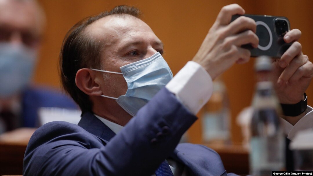 Premierul demis, Florin Cîțu, rămâne la Palatul Victoria dacă premierul desemnat, Nicolae Ciucă, nu obține un vot de învestire în Parlament. Mandatul de negociere pentru Ciucă a fost stabilit chiar de Florin Cîțu. Imagine din Parlament cu premierul demis.