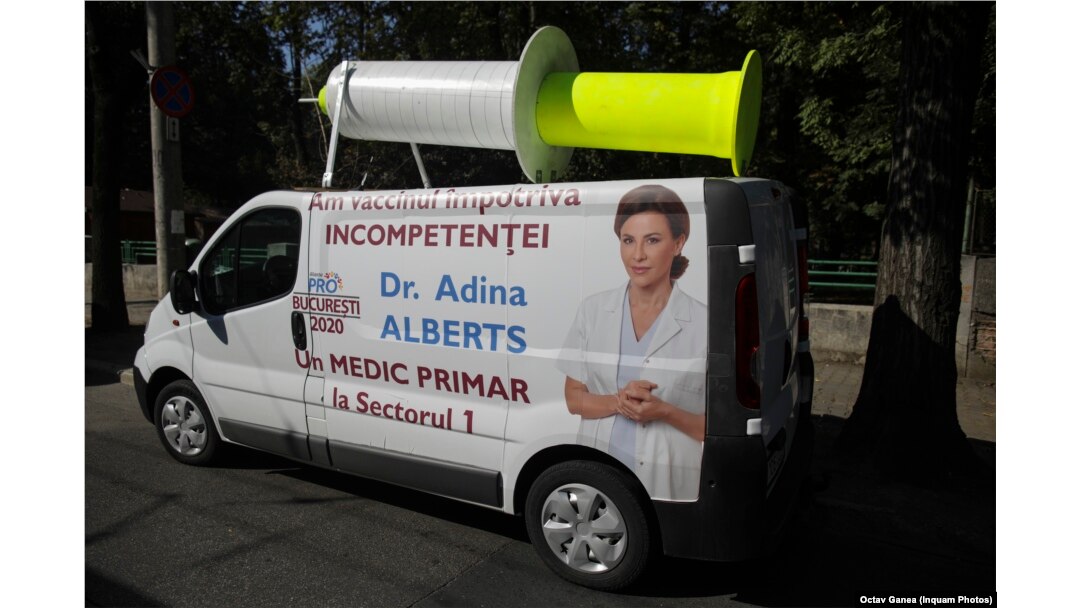 Imagine de campanie a unuia dintre cei mai activi doctori „anti-sistem” din România. Dna Adina Alberts a eșuat să devină primar al Sectorului 1 din București, însă a câștigat mulți fani pe rețelele sociale.