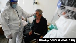 Лекар прегледува пациент во одделението за ковид-19 во болница во Ќустендил, Бугарија, каде што стапката на зараза со коронавирус расте во последните недели.