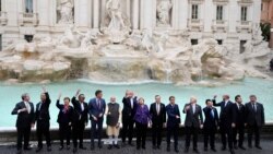Čelnici G20 poziraju ispred Di Trevi fontane tijekom summita G20 u Rimu, 31. listopada 2021.
