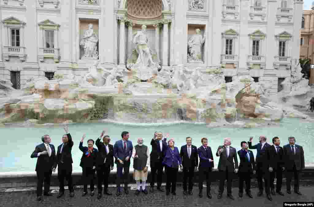 Liderii G20 pozează în fața &bdquo;Fontana di Trevi&rdquo;, cu ocazia summit-ului G20 de la Roma. Summit-ul este prima întâlnire fizică a liderilor celor mai mari economii ale lumii de la începutul pandemiei de COVID-19. &nbsp;