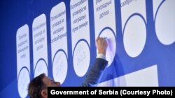 Ukupna vrednost ekonomskog paketa mera za pomoć građanima i privredi tokom pandemije je oko 2,5 milijarde evra. (Na slici: Ministar finansija Srbije Siniša Mali na potpisivanju ugovora za prvi metro u Beogradu, 3. novembra, 2021)