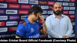 اصغر افغان در جریان کنفرانس خبری پس از آخرین حضورش در رقابت های بین‌المللی کریکت