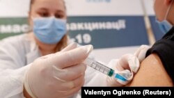 Від початку вакцинальної кампаніїв Україні, за даними МОЗ, принаймні однією дозою вакцини щеплені понад 13,7 мільйона людей