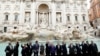 Участники саммита G20 позируют перед фонтаном Треви
