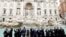 Summitul de la Roma, noiembrie 2021. Participanții aruncă o monedă în Fontana di Trevi