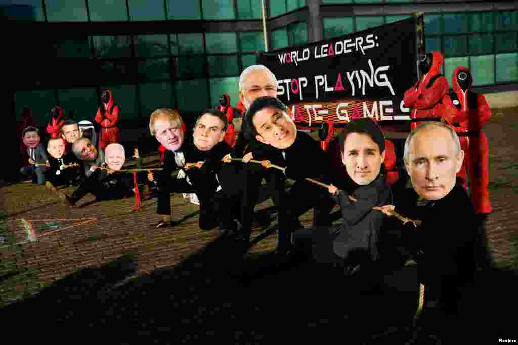 A világ vezető politikusainak öltözött klímaaktivisták a glasgow-i klímacsúcs elején, november 2-án