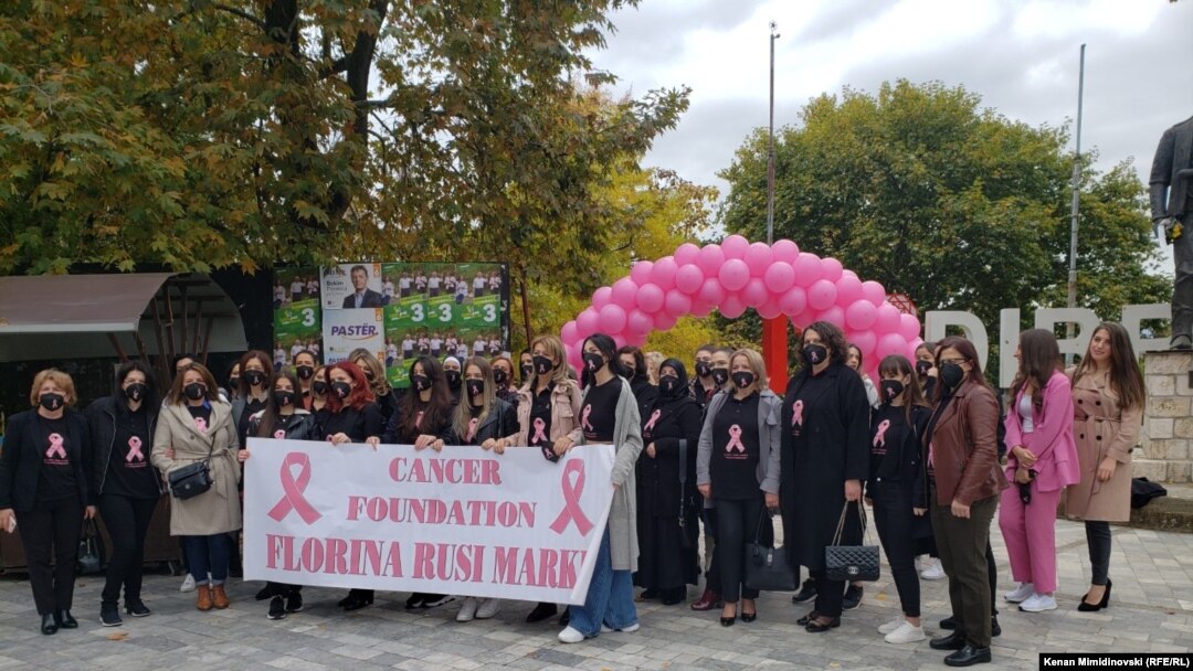 Фотографија од одбележувањето на месецот на борба против рак на дојка во Дебар