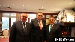 Kryeministri i Republikës Sërpska, Radovan Vishkoviq (majtas), anëtari i presidencës trepalëshe të Bosnjës, Millorad Dodik (në mes)dhe kryeministri hungarez, Viktor Orban gjatë takimit në Banja Llukë më 6 nëntor.