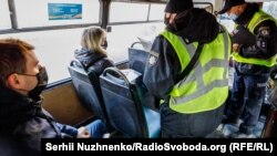 Правоохоронці перевіряють довідки про щеплення у пасажирів громадського транспорту Києва 1 листопада.