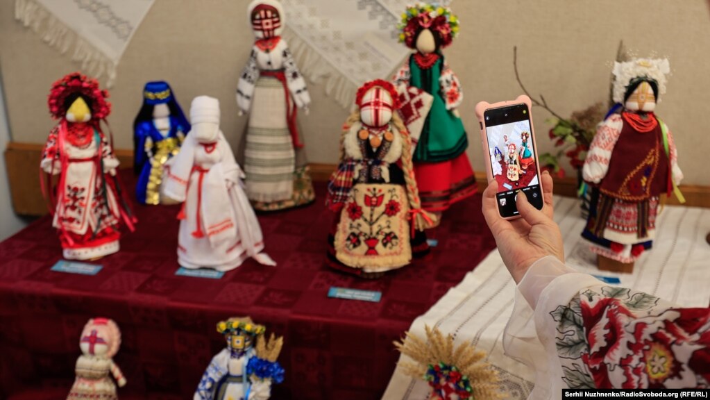 Ляльки у вбранні різних регіонів України 