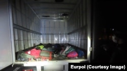 Kamion që transportonte migrantë të paligjshëm.