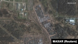Спутниковый снимок российской военной техники, расположенной вблизи города Ельня Смоленской области, который находится в 300 километрах от северной границы Украины. Фотография датирована 1 ноября.