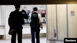 Policajac ulazi u stanicu Kokurjo u vozu Keio Line gde se dogodio incident u Tokiju, 31. oktobar 2021.