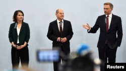 از راست به چپ: کریستیان لیندر، رئیس حزب دموکرات آزاد؛ اولاف شولتس، صدراعظم آینده آلمان و آنالنا بائربوک، از رهبران حزب سبز در مذاکرات اتئلاف