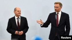 ოლაფ შოლცი (მარცხნივ) და კრისტიან ლინდნერი. ბერლინი, 15 ოქტომბერი, 2021.