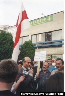 Зянон Пазьняк на пікеце ў Варшаве, 1996. Фота Сяргея Навумчыка