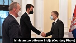 Ministar odbrane Srbije Nebojša Stefanović sa vršiocem dužnosti zamenika pomoćnika sekretara odbrane SAD Nejtom Adlerom u Beogradu, 8. novembar 2021.