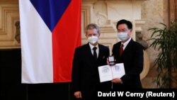 Taiwanese Foreign Minister Joseph Wu (right) is presented with a commemorative medal by Czech Senate speaker Milos Vystrcil during his visit to Prague on October 27. 