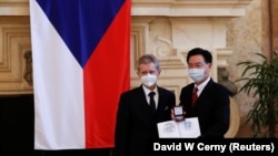 Чехия парламенті сенаты спикері Милош Выстрчил Тайвань сыртқы істер министрі Джозеф Уге (оң жақта) медаль тапсырып тұр. Прага, 27 қазан 2021 ж.