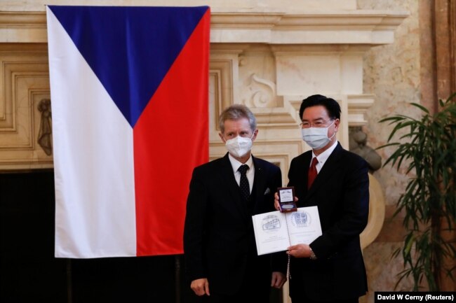 Ministri i Jashtëm tajvanez, Joseph Wu, gjatë marrjes së medaljes nga kreu i Senatit çek, Millosh Vystcil, gjatë vizitës në Pragë më 2021.