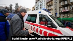 Антивакцинатори перекривають дорогу на вулиці Грушевського. Пропускають лише автомобілі швидкої медичної допомоги